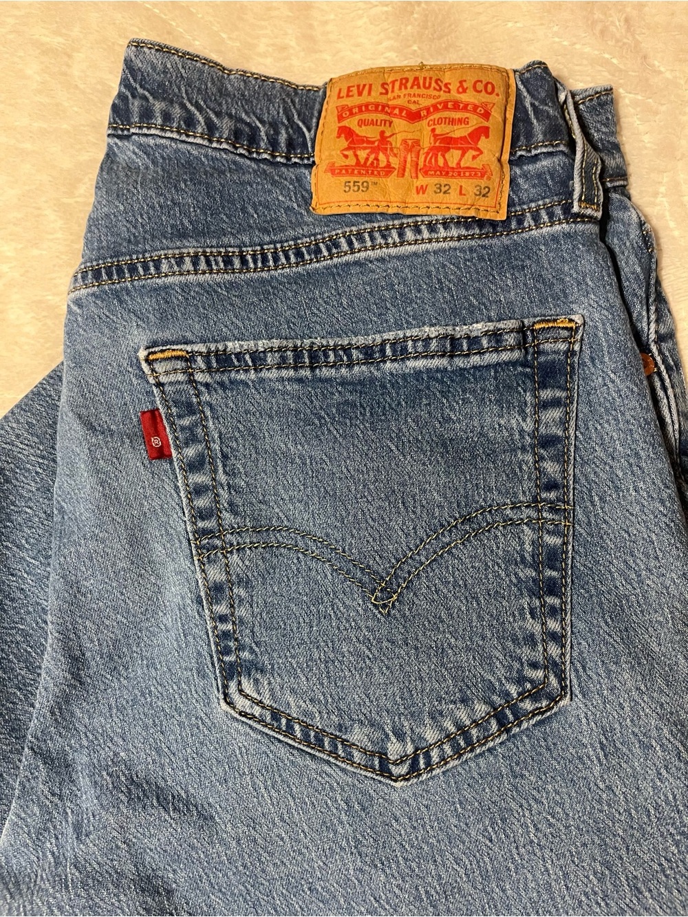 Levi's 559 Men's Relaxed Straight Leg Jeans in Medium Wash